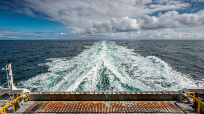 Обои картинки фото природа, моря, океаны, океан, облака, кильватер