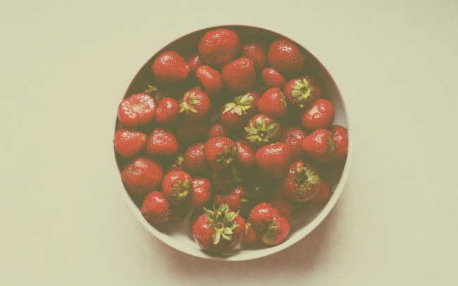 Обои картинки фото еда, клубника,  земляника, тарелка