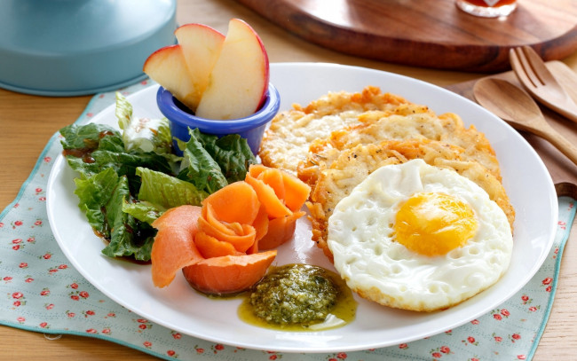 Обои картинки фото еда, Яичные блюда, лосось, яблоко, соус, яйцо, салат, завтрак