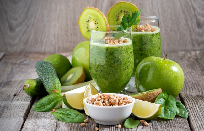 Обои картинки фото еда, напитки,  коктейль, зеленый, смузи, бокал, киви, яблоко, базилик, пшеница, огурец, петрушка, лайм