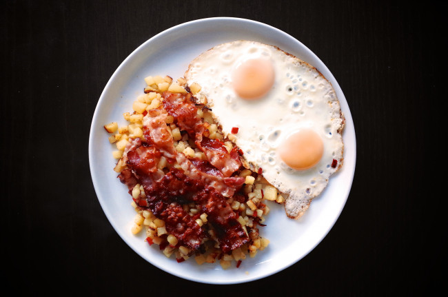 Обои картинки фото еда, Яичные блюда, картошка, подлива, яичница