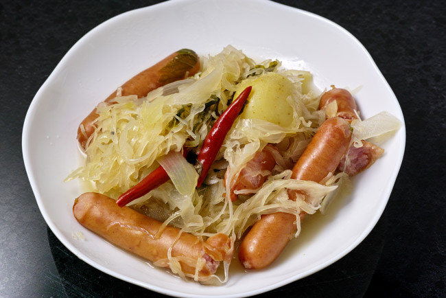 Обои картинки фото еда, колбасные изделия, сосиски, лук, перец