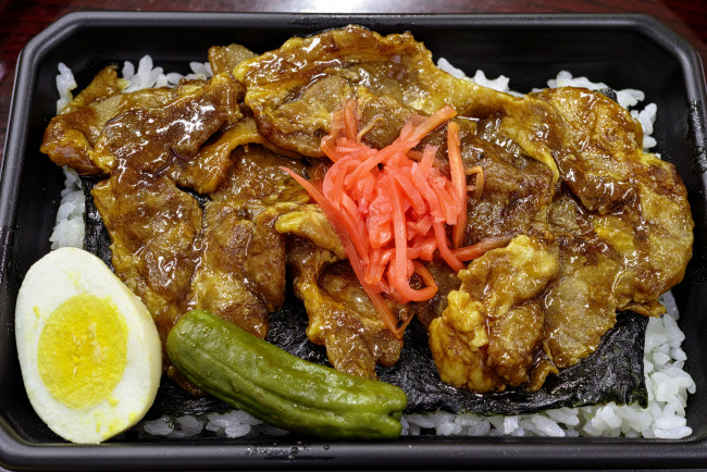 Обои картинки фото еда, вторые блюда, рис, соус, яйцо, огурчик