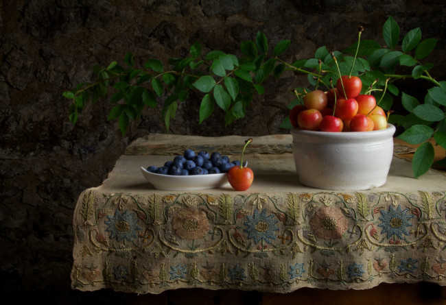Обои картинки фото еда, натюрморт, скатерть, ваза, вишня, черника