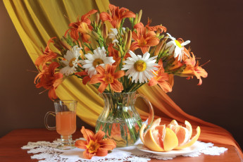 Картинка еда натюрморт букет ромашки сок грейпфрут лилия