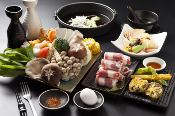 Картинка еда разное ассорти блюда грибы мясо соус овощи