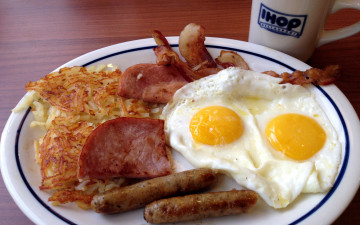 Картинка еда Яичные+блюда бекон колбаски глазунья