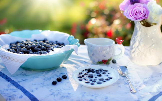 Обои картинки фото еда, голубика,  черника, букет, розы, десерт, молоко, черника