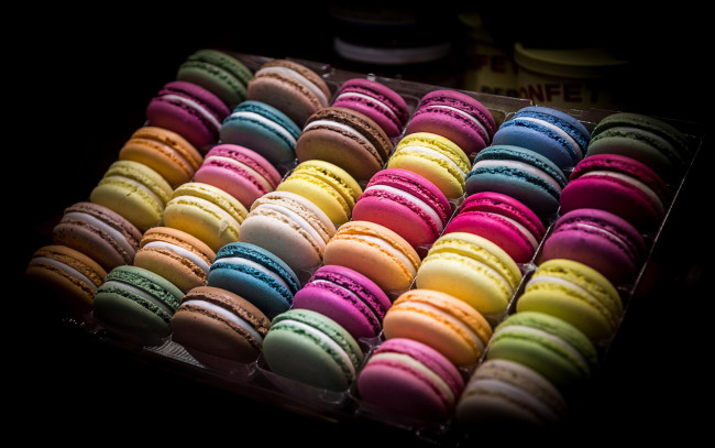 Обои картинки фото еда, макаруны, разноцветные, лакомство, лоток, сладкое