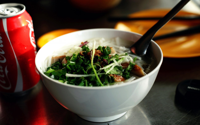 Обои картинки фото еда, первые блюда, миска, кола, суп, банка