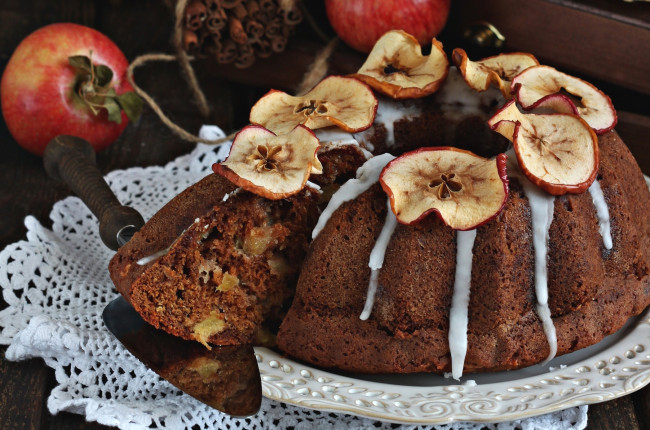 Обои картинки фото еда, пироги, корица, кекс, глазурь, яблоки