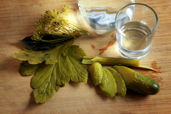 Обои картинки фото еда, огурцы, укроп, огурец, водка, рюмка, листья