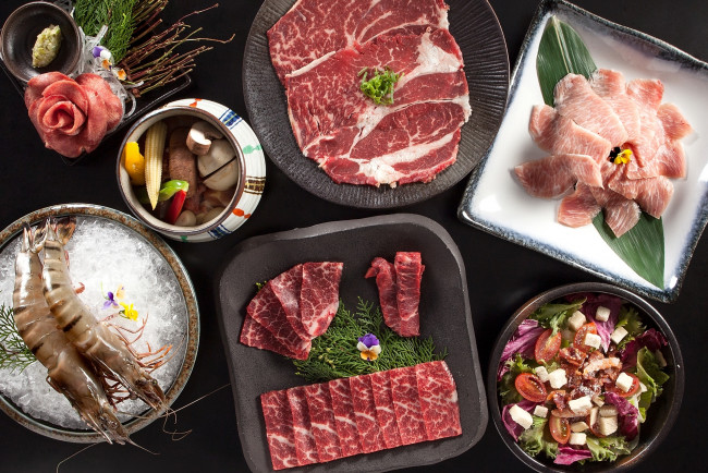 Обои картинки фото еда, разное, креветки, ассорти, мясо