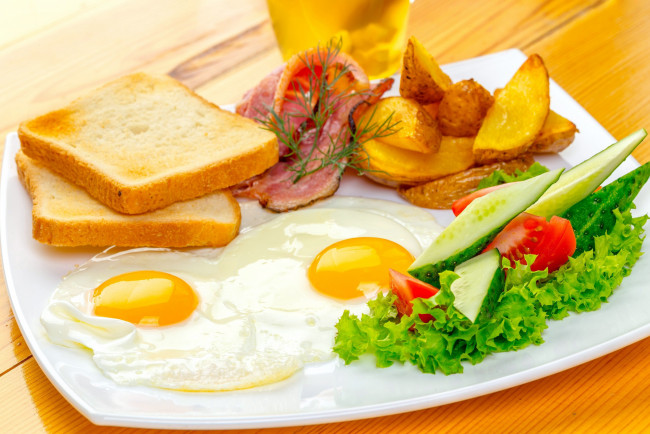 Обои картинки фото еда, Яичные блюда, тосты, глазунья, бекон, картофель, овощи