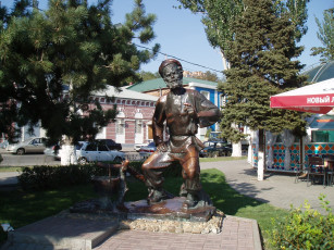 Картинка мужичок города -+памятники +скульптуры +арт-объекты памятник город достопримечательности исторические+достопримечательности культурные+достопримечательности культурные+и+исторические+достопримечательности