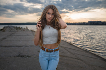 Картинка девушки -unsort+ брюнетки темноволосые вода джинсы девушка