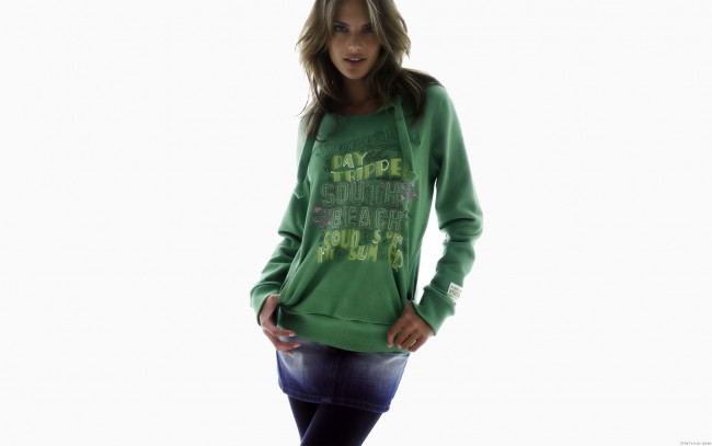 Обои картинки фото девушки, alessandra ambrosio, алессандра, амброзио, модель, юбка, толстовка, улыбка