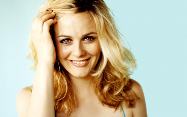 Обои картинки фото девушки, alicia silverstone, лицо, улыбка, актриса, блондинка, алисия, силверстоун