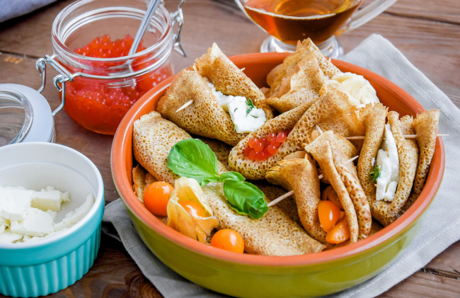 Обои картинки фото еда, блины,  оладьи, мята, сыр, икра, базилик, физалис