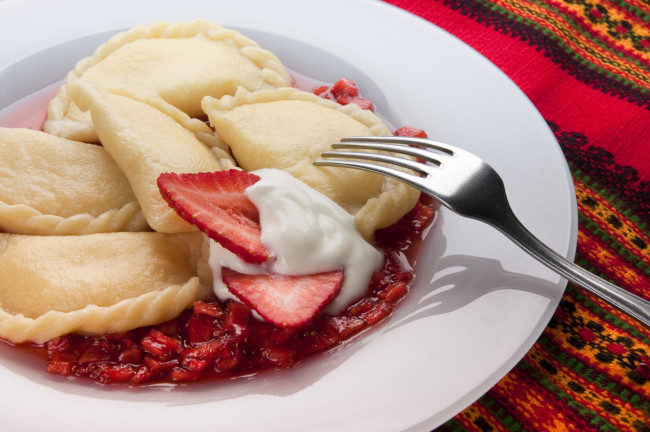 Обои картинки фото еда, пельмени,  манты,  вареники, вареники, клубника, вилка