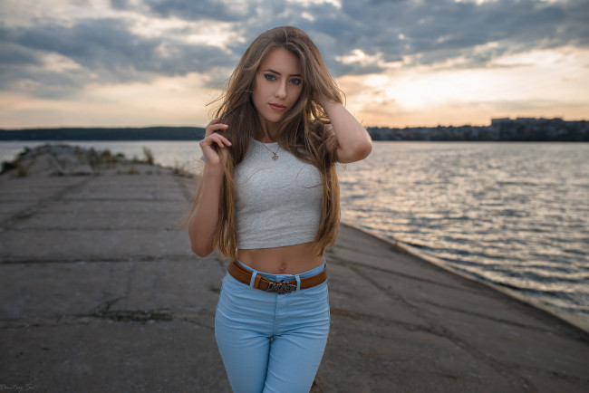 Обои картинки фото девушки, -unsort , брюнетки, темноволосые, вода, джинсы, девушка