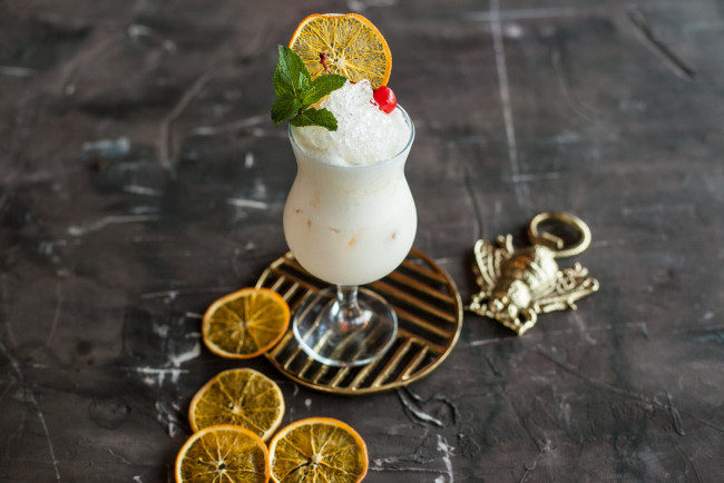 Обои картинки фото еда, напитки,  коктейль, напиток, ягода, мята, апельсин, пенка, цитрус, коктейль