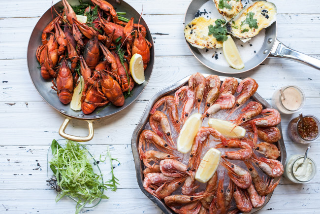 Обои картинки фото еда, рыба,  морепродукты,  суши,  роллы, соус, лимон, креветки, мидии, рак