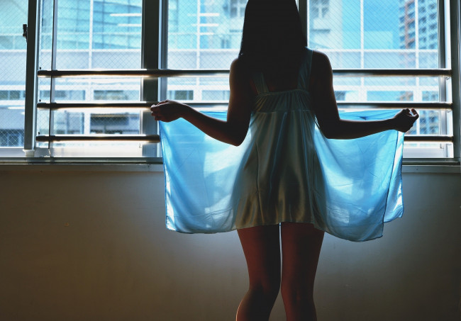 Обои картинки фото девушки, -unsort , брюнетки, темноволосые, окно, девушка, ножки