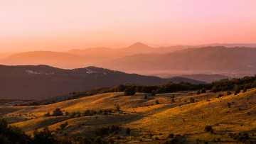 Картинка природа горы деревья лес свет дымка утро холмы рассвет туман