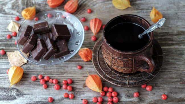 Обои картинки фото еда, кофе,  кофейные зёрна, шоколад, физалис