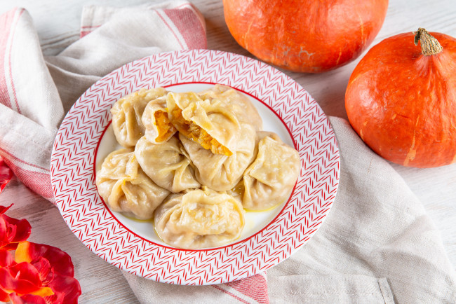 Обои картинки фото еда, пельмени,  манты,  вареники, манты, зелень, яйца, тыква, мука