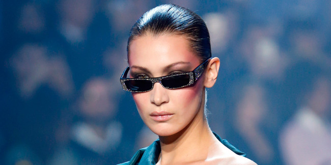 Обои картинки фото bella hadid, девушки, bella, hadid, очки, портрет, лицо, девушка, модель, красавица, стройная, сексуальная, поза, макияж, причёска, фигура, наряд, стильная, мода