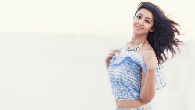 Обои картинки фото aindrita ray, девушки, aindrita, ray, bollywood, поза, стройная, индианка, девушка, брюнетка, красавица, актриса, индия, макияж, лицо