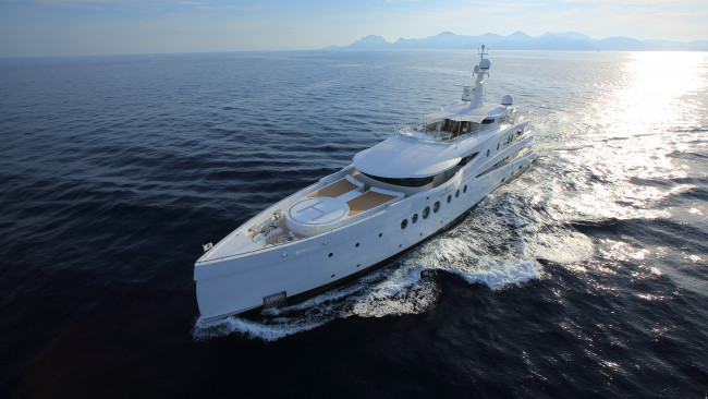 Обои картинки фото корабли, яхты, яхта, белый, цвет, открытое, море