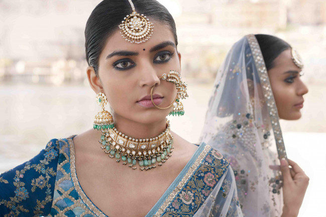 Обои картинки фото sabyasachi mukherjee, девушки, sabyasachi, mukherjee, bollywood, индианки, две, индианка, девушка, брюнетка, красавица, актриса, поза, украшения, драгоценности, индия, макияж, лицо