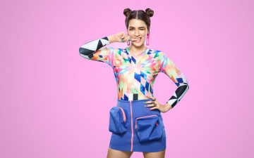 Картинка девушки kriti+sanon шатенка свитер юбка карманы