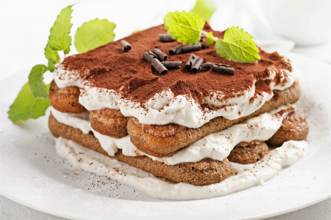 Обои картинки фото еда, торты, торт, листья, тарелка