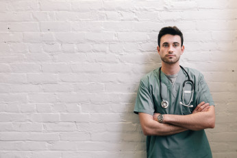 Картинка мужчины -unsort мужчина врач руки на груди cтетоскоп медицинский диагностический прибор