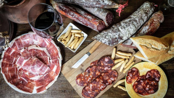 Картинка еда колбасные+изделия вино батон колбаса копченая ветчина