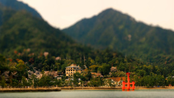 Картинка города -+здания +дома горы лес дома озеро