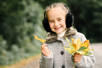 обоя разное, дети, девочка, ребенок, наушники, пальто, листья