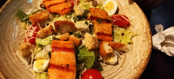 обоя еда, салаты,  закуски, сухарики, салат, курица, яйцо, помидоры