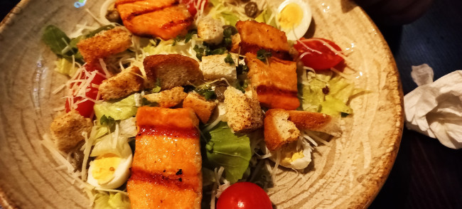 Обои картинки фото еда, салаты,  закуски, сухарики, салат, курица, яйцо, помидоры