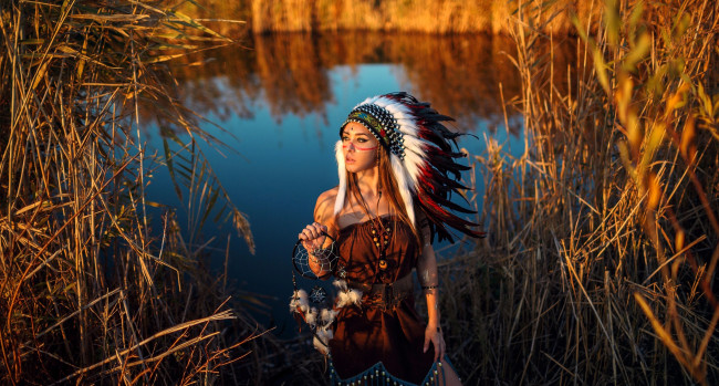 Обои картинки фото девушки, - креатив,  косплей, образ, косплей, наряд, костюм, индианка, перья, камыши, озеро, ловец, снов