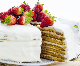 Картинка еда торт только клубника медовик