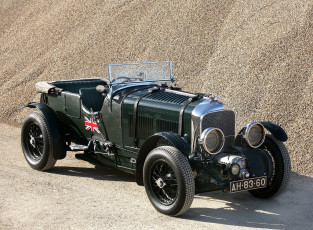 Картинка автомобили классика автомобидь дорога куча щебня нарисованный флаг