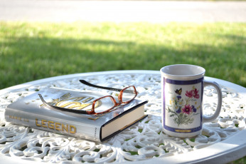 Картинка разное канцелярия книги очки чашка книга