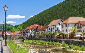 Картинка ochagavia navarre spain города улицы площади набережные очагавиа наварра испания река мост фонари набережная здания горы лес