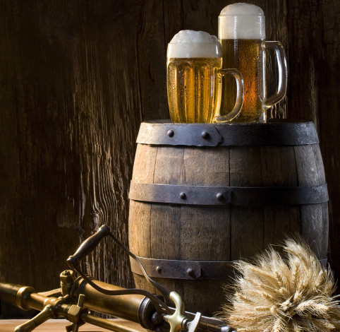 Обои картинки фото еда, напитки, пиво, бочка, колосья, кран, кружки