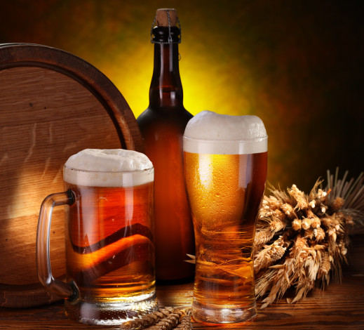Обои картинки фото еда, напитки, пиво, бочка, бутылка, кружка, бокал, пена, колосья